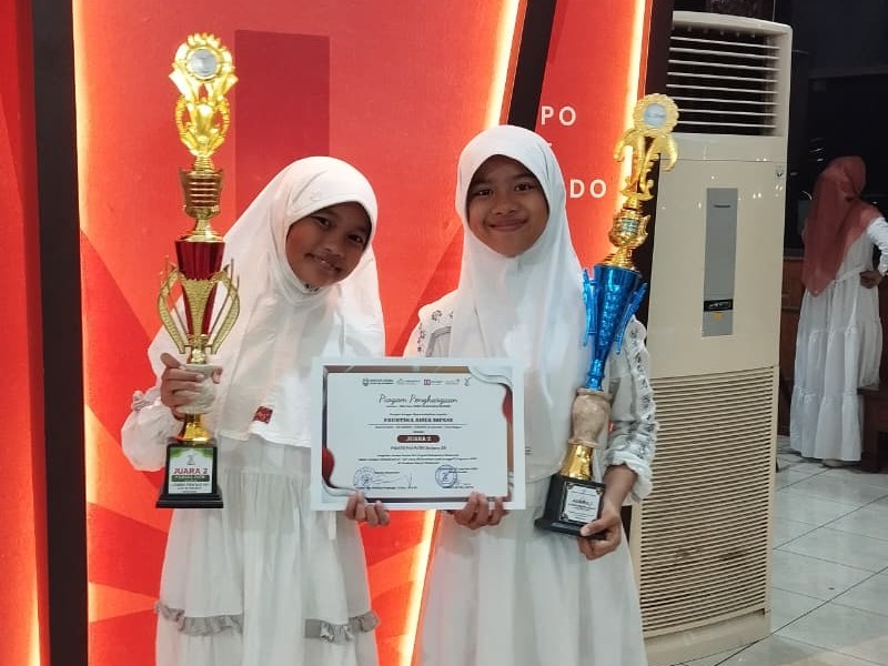 Pemberian Piala Kepada Juara