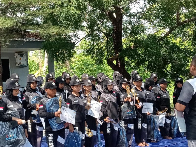 PEMBERIAN PENGHARGAAN SEKOLAH KEPADA SISWA POCIL SDENDANG