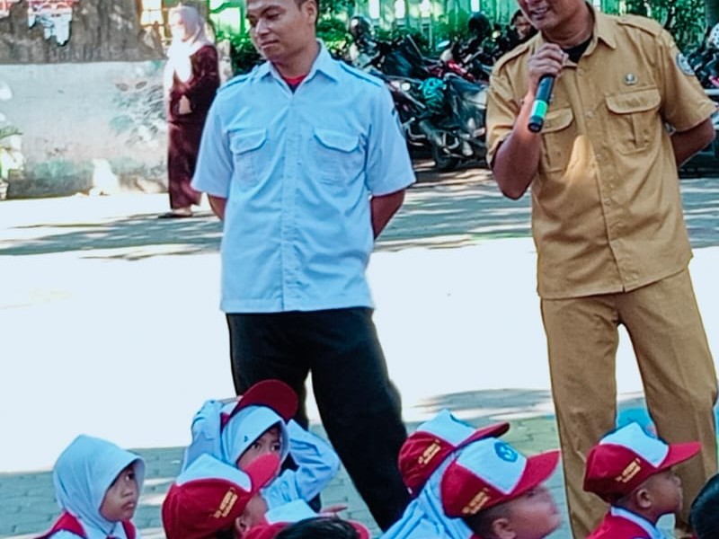 PERKENALAN DEWAN GURU KEPADA SISWA BARU