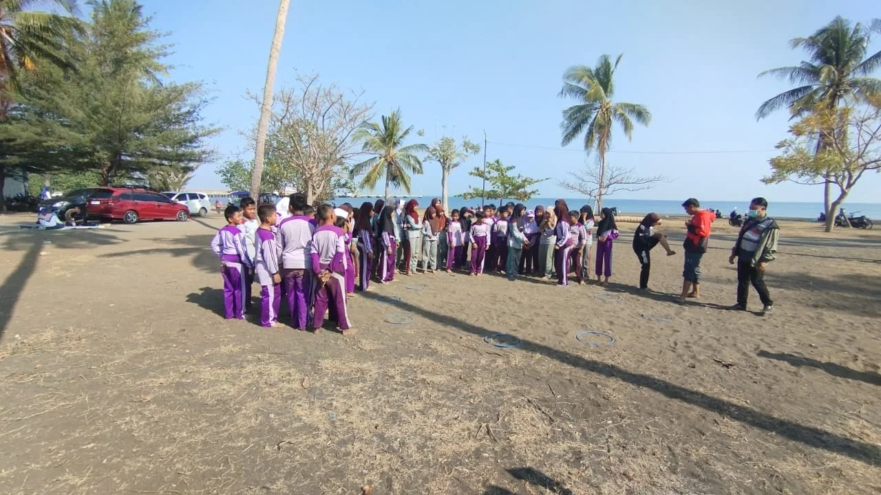 REFRESING PERSONIL DRUMBAND SDN 1 GUDANG DI PANTAI JANGKAR